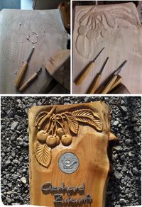 Holzschnitzerei auf Grabstehle